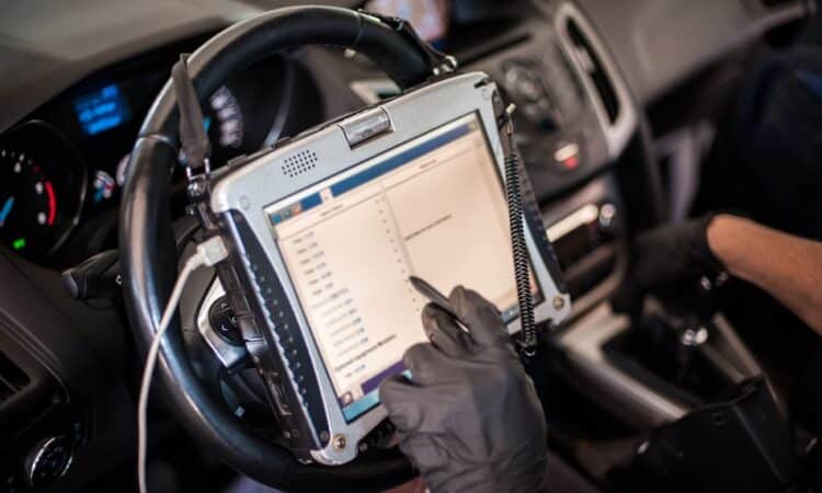 À qui faire appel pour la réparation électronique automobile