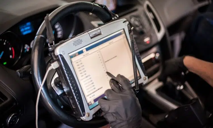À qui faire appel pour la réparation électronique automobile