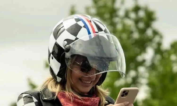 Comment bien sélectionner son casque de moto lorsque l'on est une femme