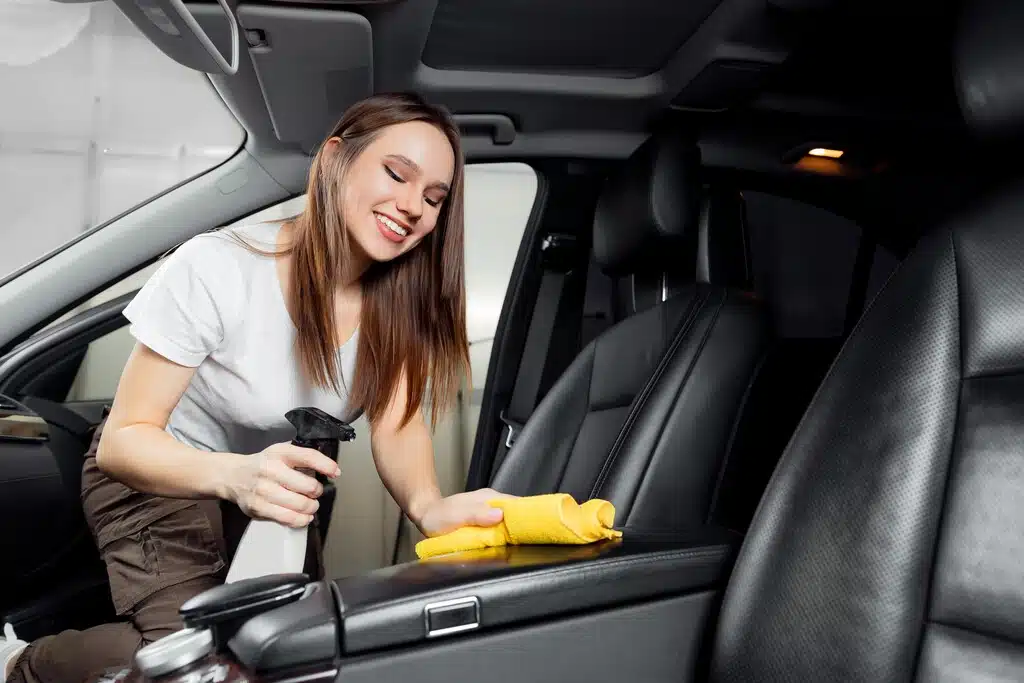 Conseils pratiques pour nettoyer les sièges de voiture naturellement