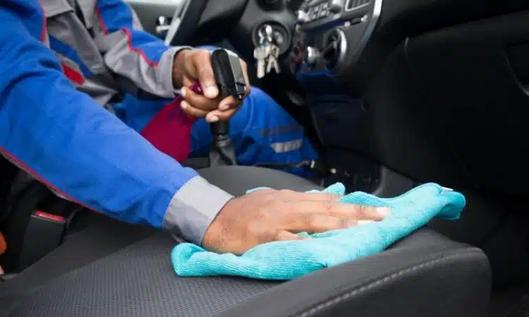 Conseils pratiques pour nettoyer les sièges de voiture naturellement