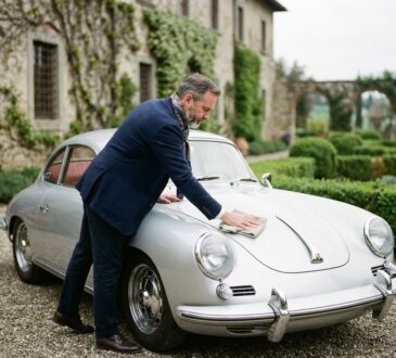 Homme en blazer polissant une Porsche 356 devant une villa