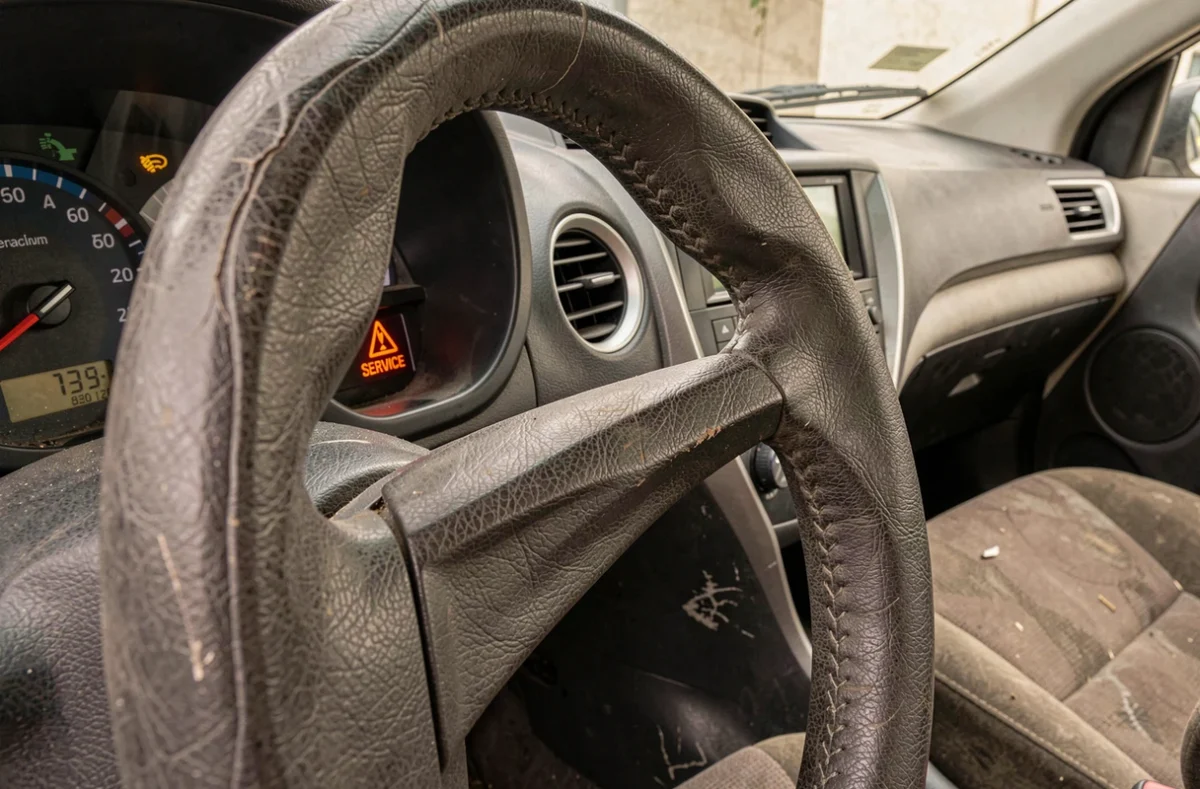 Tableau de bord d'une Toyota Yaris Sport avec voyant d'entretien allumé et kilométrage élevé
