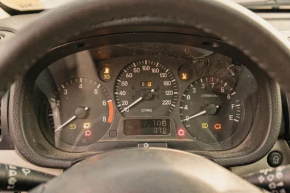 Voyants du tableau de bord d'une ancienne Citroën C3 avec témoins lumineux allumés sur le combiné d'instruments analogique