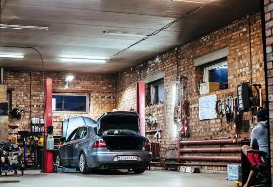 une voiture au garage